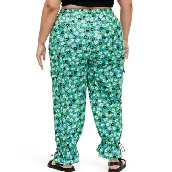 NWT DVF X Target Women’s Utility Jazz Dot Green Cargo Pants - Picture 3 of 4